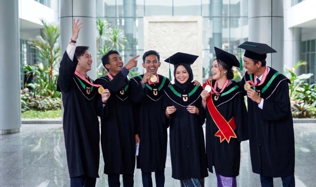 Lonjakan Lulusan Cum Laude, Standar Akademik Jadi Sorotan
