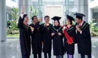 lonjakan-lulusan-cum-laude-standar-akademik-jadi-sorotan