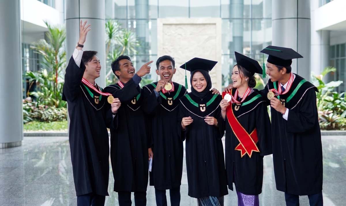 Lonjakan Lulusan Cum Laude, Standar Akademik Jadi Sorotan